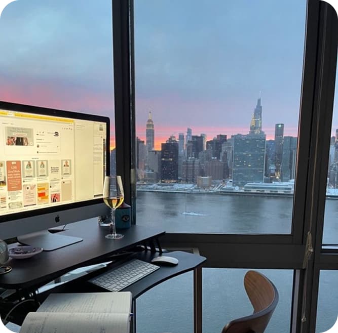 Profissional trabalhando com vista para cidade, representando ingles para negocios internacionais